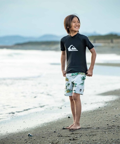 Quiksilver(クイックシルバー)の「ALL TIME SR YOUTH/クイックシルバーキッズ半袖ブランドロゴラッシュガード(水着)(ラッシュガード・キッズ・ホワイト/ブラック系その他/ブラック/カーキ・110/120/130/140/150/160/100)」の10枚目の写真