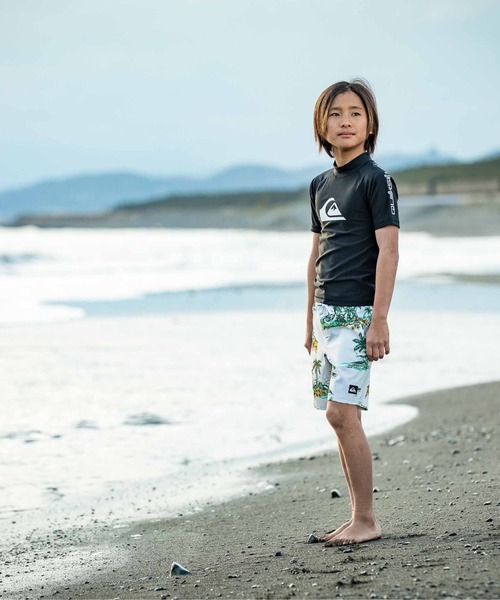 Quiksilver(クイックシルバー)の「ALL TIME SR YOUTH/クイックシルバーキッズ半袖ブランドロゴラッシュガード(水着)(ラッシュガード・キッズ・ホワイト/ブラック系その他/ブラック/カーキ・110/120/130/140/150/160/100)」の12枚目の写真