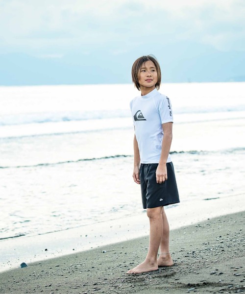 Quiksilver(クイックシルバー)の「ALL TIME SR YOUTH/クイックシルバーキッズ半袖ブランドロゴラッシュガード(水着)(ラッシュガード・キッズ・ホワイト/ブラック系その他/ブラック/カーキ・110/120/130/140/150/160/100)」の5枚目の写真