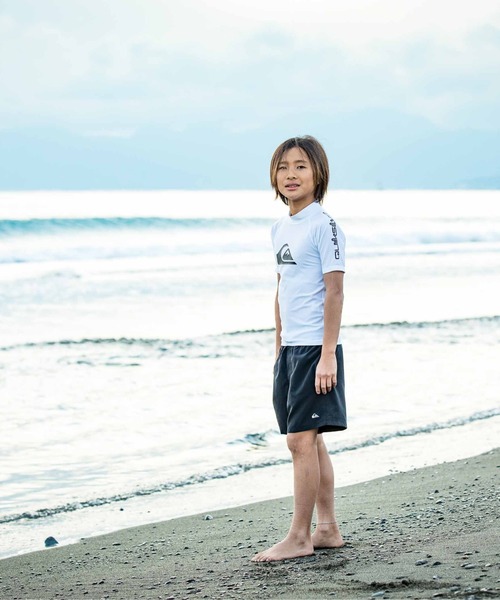 Quiksilver(クイックシルバー)の「ALL TIME SR YOUTH/クイックシルバーキッズ半袖ブランドロゴラッシュガード(水着)(ラッシュガード・キッズ・ホワイト/ブラック系その他/ブラック/カーキ・110/120/130/140/150/160/100)」の6枚目の写真