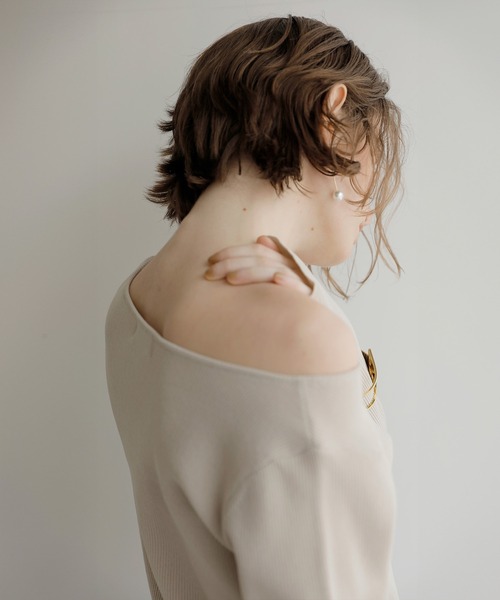 MIELI INVARIANT(ミエリインヴァリアント)の「Button Asymmetry Knit Tunic(ニット/セーター・レディース・ブラック/ベージュ系その他・FREE)」の9枚目の写真