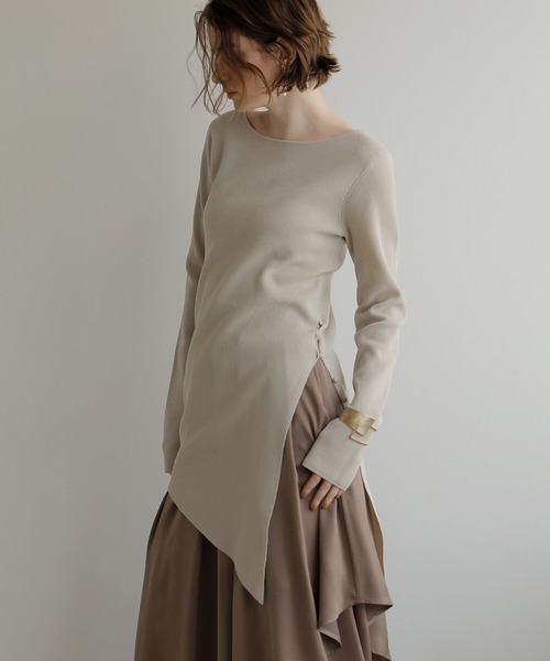 MIELI INVARIANT(ミエリインヴァリアント)の「Button Asymmetry Knit Tunic(ニット/セーター・レディース・ブラック/ベージュ系その他・FREE)」の10枚目の写真