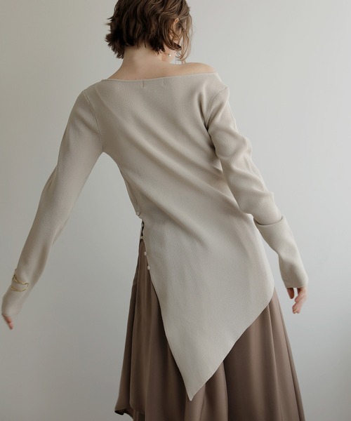 MIELI INVARIANT(ミエリインヴァリアント)の「Button Asymmetry Knit Tunic(ニット/セーター・レディース・ブラック/ベージュ系その他・FREE)」の13枚目の写真