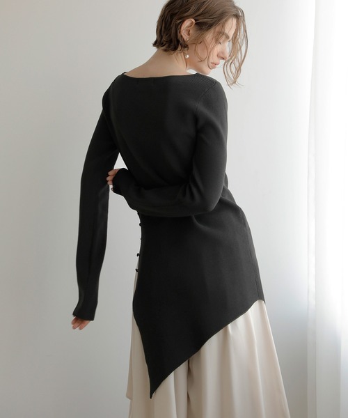 MIELI INVARIANT(ミエリインヴァリアント)の「Button Asymmetry Knit Tunic(ニット/セーター・レディース・ブラック/ベージュ系その他・FREE)」の3枚目の写真