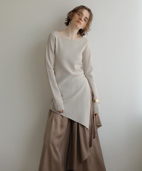 MIELI INVARIANT(ミエリインヴァリアント)の「Button Asymmetry Knit Tunic(ニット/セーター・レディース・ブラック/ベージュ系その他・FREE)」の4枚目の写真