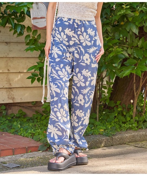 anap mimpi(アナップミンピ)の「アートフラワー柄 リネンタッチ 裾ドローストリング パンツ(その他パンツ・レディース・カーキ/ネイビー・FREE)」の1枚目の写真