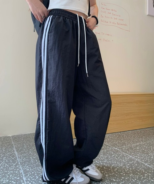 Diosfront(ディオスフロント)の「サイド配色ラインドロストワイドパンツ(その他パンツ・レディース・ライトブルー/ブラック/ネイビー/レッド/マスタード・FREE)」の2枚目の写真