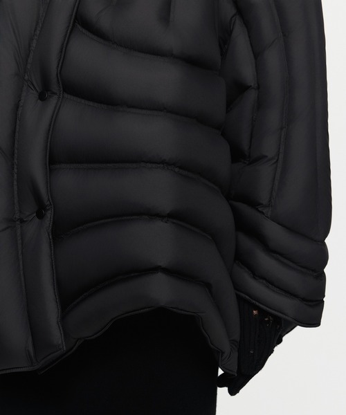 JNBY（ジェーエヌビーワイ）の「Asymmetrical Curved Quilted Down Jacket / ダウンジャケット（ダウンジャケット/コート・レディース・ブラック/ホワイト/ブラウン・34/36/38）」の20枚目の写真