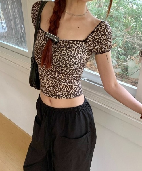 LADY LIKE(レディライク)の「胸ギャザーレオパード柄トップス(Tシャツ/カットソー・レディース・ベージュ・M)」の5枚目の写真