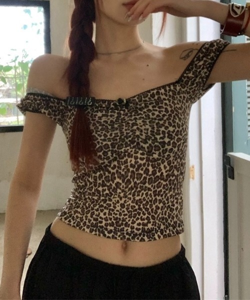 LADY LIKE(レディライク)の「胸ギャザーレオパード柄トップス(Tシャツ/カットソー・レディース・ベージュ・M)」の6枚目の写真