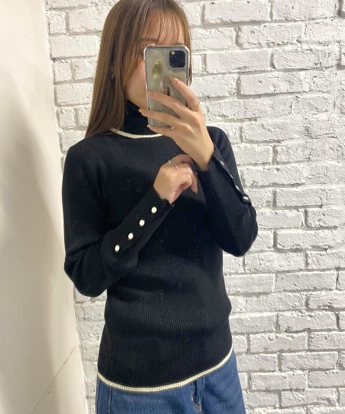 and it_(アンドイット)の「袖ボタンリブタートルプルオーバー(Tシャツ/カットソー・レディース・ブラック/ベージュ/アイボリー/ホワイト×ブラック/ブルーグリーン・M)」の3枚目の写真