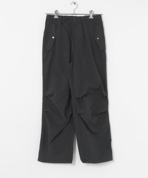 ITEMS URBANRESEARCH（アイテムズ アーバンリサーチ）の「撥水×ストレッチ パラシュートパンツ（その他パンツ・メンズ・ブラック/チャコールグレー・MEDIUM/LARGE）」の10枚目の写真