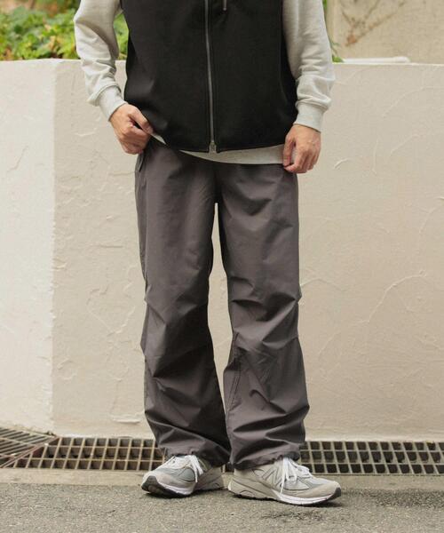 ITEMS URBANRESEARCH（アイテムズ アーバンリサーチ）の「撥水×ストレッチ パラシュートパンツ（その他パンツ・メンズ・ブラック/チャコールグレー・MEDIUM/LARGE）」の12枚目の写真