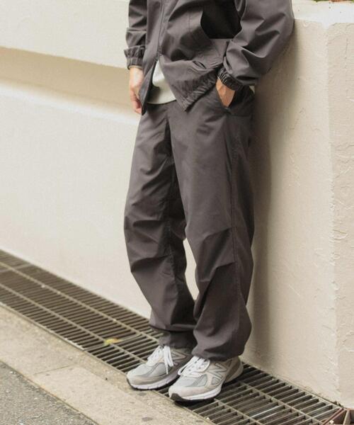 ITEMS URBANRESEARCH（アイテムズ アーバンリサーチ）の「撥水×ストレッチ パラシュートパンツ（その他パンツ・メンズ・ブラック/チャコールグレー・MEDIUM/LARGE）」の15枚目の写真