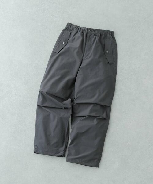 ITEMS URBANRESEARCH（アイテムズ アーバンリサーチ）の「撥水×ストレッチ パラシュートパンツ（その他パンツ・メンズ・ブラック/チャコールグレー・MEDIUM/LARGE）」の16枚目の写真