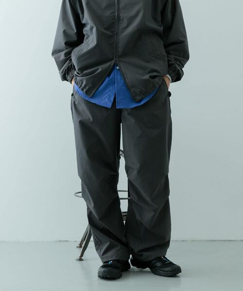 ITEMS URBANRESEARCH（アイテムズ アーバンリサーチ）の「撥水×ストレッチ パラシュートパンツ（その他パンツ・メンズ・ブラック/チャコールグレー・MEDIUM/LARGE）」の17枚目の写真