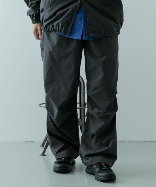 ITEMS URBANRESEARCH（アイテムズ アーバンリサーチ）の「撥水×ストレッチ パラシュートパンツ（その他パンツ・メンズ・ブラック/チャコールグレー・MEDIUM/LARGE）」の19枚目の写真
