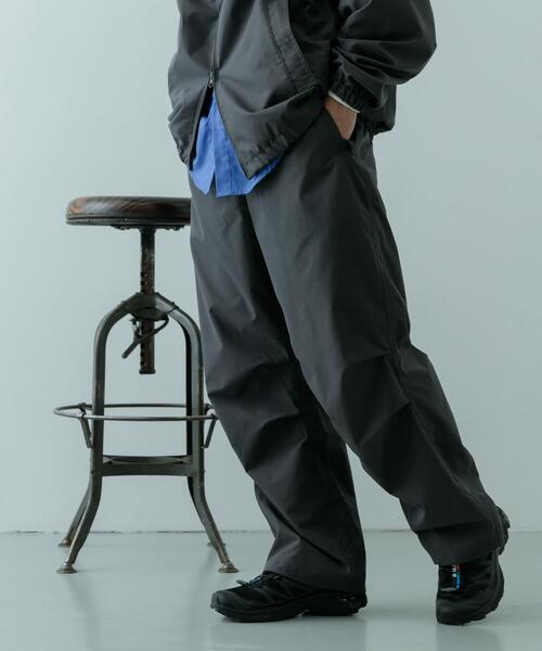 ITEMS URBANRESEARCH（アイテムズ アーバンリサーチ）の「撥水×ストレッチ パラシュートパンツ（その他パンツ・メンズ・ブラック/チャコールグレー・MEDIUM/LARGE）」の20枚目の写真