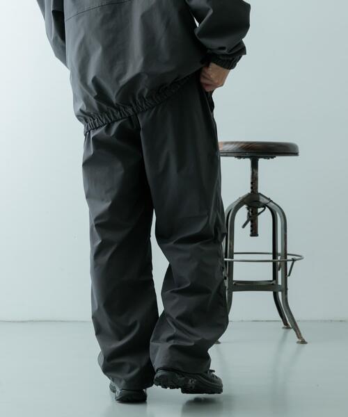 ITEMS URBANRESEARCH（アイテムズ アーバンリサーチ）の「撥水×ストレッチ パラシュートパンツ（その他パンツ・メンズ・ブラック/チャコールグレー・MEDIUM/LARGE）」の21枚目の写真