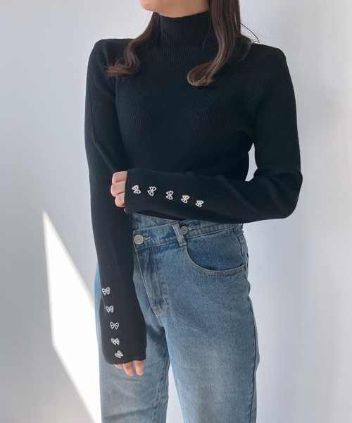 AS KNOW AS plus（アズノゥアズプラス）の「◇選んで袖ボタンリブハイネックニットプルオーバー（ニット/セーター・レディース・ブラック系その他/アイボリー系/ピンク系その他/ベージュ系/グレー系その他2/ブラック系2/アイボリー系2/ベージュ系その他2・FREE）」の2枚目の写真