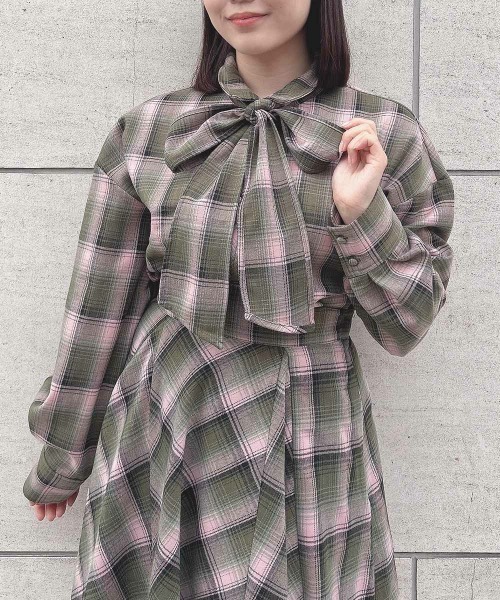 F i.n.t（フィント）の「【セットアップ対応】ビッグリボンタイ付きチェックシャツ/fint（シャツ/ブラウス・レディース・ブルー/グリーン×ピンク/ボルドー・FREE）」の2枚目の写真