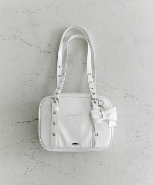 OLIVE des OLIVE（オリーブデオリーブ）の「リボンチャーム付きスクエアボストン（ショルダーバッグ・レディース・オフホワイト/ピンク系その他/サックスブルー/ダークブラウン/シルバー/アイボリー・FREE）」の2枚目の写真