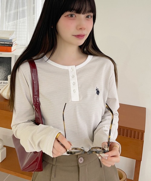 U.S. POLO ASSN.（ユーエスポロアッスン）の「Ada.別注 // U.S. POLO ASSN ヘンリーネック ボーダー トップス（Tシャツ/カットソー・レディース・ベージュ/ホワイト/ブラック/チャコール/アイボリー/グレー/サンドベージュ/ピンク・FREE）」の6枚目の写真