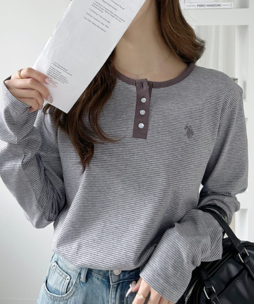 U.S. POLO ASSN.（ユーエスポロアッスン）の「Ada.別注 // U.S. POLO ASSN ヘンリーネック ボーダー トップス（Tシャツ/カットソー・レディース・ベージュ/ホワイト/ブラック/チャコール/アイボリー/グレー/サンドベージュ/ピンク・FREE）」の4枚目の写真