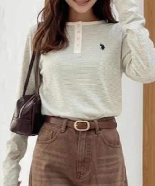 U.S. POLO ASSN.（ユーエスポロアッスン）の「Ada.別注 // U.S. POLO ASSN ヘンリーネック ボーダー トップス（Tシャツ/カットソー・レディース・ベージュ/ホワイト/ブラック/チャコール/アイボリー/グレー/サンドベージュ/ピンク・FREE）」の3枚目の写真
