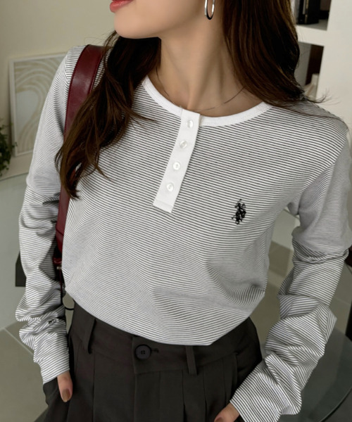 U.S. POLO ASSN.（ユーエスポロアッスン）の「Ada.別注 // U.S. POLO ASSN ヘンリーネック ボーダー トップス（Tシャツ/カットソー・レディース・ベージュ/ホワイト/ブラック/チャコール/アイボリー/グレー/サンドベージュ/ピンク・FREE）」の9枚目の写真