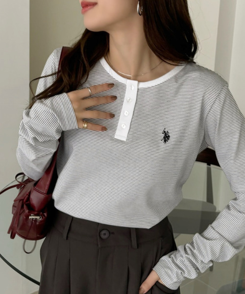 U.S. POLO ASSN.（ユーエスポロアッスン）の「Ada.別注 // U.S. POLO ASSN ヘンリーネック ボーダー トップス（Tシャツ/カットソー・レディース・ベージュ/ホワイト/ブラック/チャコール/アイボリー/グレー/サンドベージュ/ピンク・FREE）」の16枚目の写真