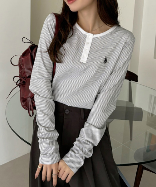 U.S. POLO ASSN.（ユーエスポロアッスン）の「Ada.別注 // U.S. POLO ASSN ヘンリーネック ボーダー トップス（Tシャツ/カットソー・レディース・ベージュ/ホワイト/ブラック/チャコール/アイボリー/グレー/サンドベージュ/ピンク・FREE）」の10枚目の写真