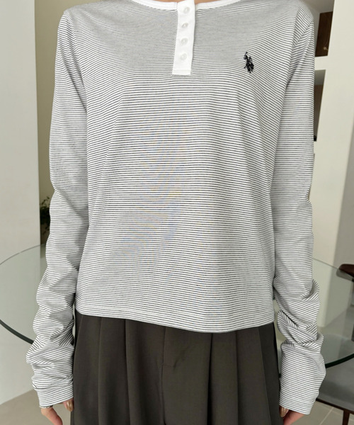 U.S. POLO ASSN.（ユーエスポロアッスン）の「Ada.別注 // U.S. POLO ASSN ヘンリーネック ボーダー トップス（Tシャツ/カットソー・レディース・ベージュ/ホワイト/ブラック/チャコール/アイボリー/グレー/サンドベージュ/ピンク・FREE）」の22枚目の写真