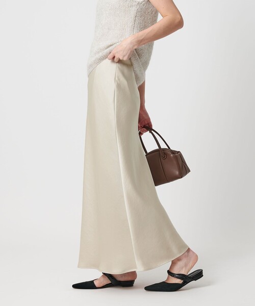 BEAUTY&YOUTH UNITED ARROWS（ビューティーアンドユースユナイテッドアローズ）の「ポリエステルサテン マーメイドフレアスカート（スカート・レディース・ブラック/ネイビー/ナチュラル/オフホワイト/オリーブ/ダークブラウン・XS/S/M/L）」の11枚目の写真