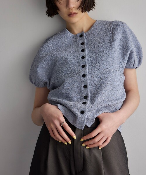 EMMEL REFINES（エメルリファインズ）の「＜EMMEL REFINES＞EM ジャカード パフスリーブ カーディガン（カーディガン/ボレロ・レディース・ダークブラウン/ライトブルー・FREE）」の2枚目の写真