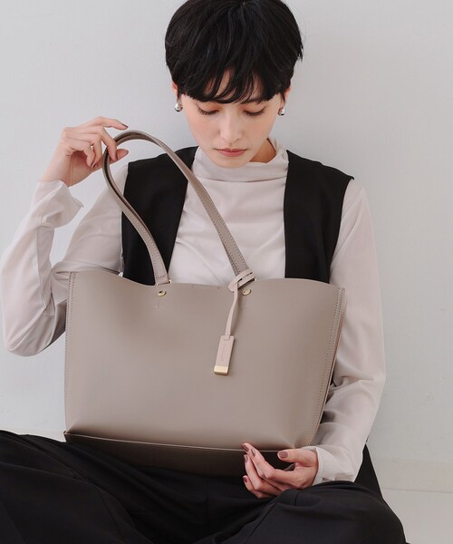 OPAQUE.CLIP（オペークドットクリップ）の「【A4サイズ対応】バイカラースムーストートバッグ（トートバッグ・レディース・ブラック系4/ライトグレー系4/ベージュ系その他7/ブラウン系8・00）」の3枚目の写真