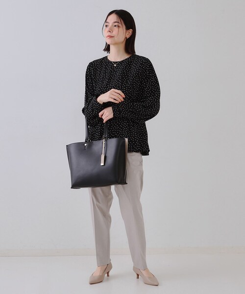 OPAQUE.CLIP（オペークドットクリップ）の「【A4サイズ対応】バイカラースムーストートバッグ（トートバッグ・レディース・ブラック系4/ライトグレー系4/ベージュ系その他7/ブラウン系8・00）」の8枚目の写真