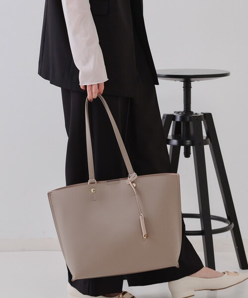 OPAQUE.CLIP（オペークドットクリップ）の「【A4サイズ対応】バイカラースムーストートバッグ（トートバッグ・レディース・ブラック系4/ライトグレー系4/ベージュ系その他7/ブラウン系8・00）」の9枚目の写真