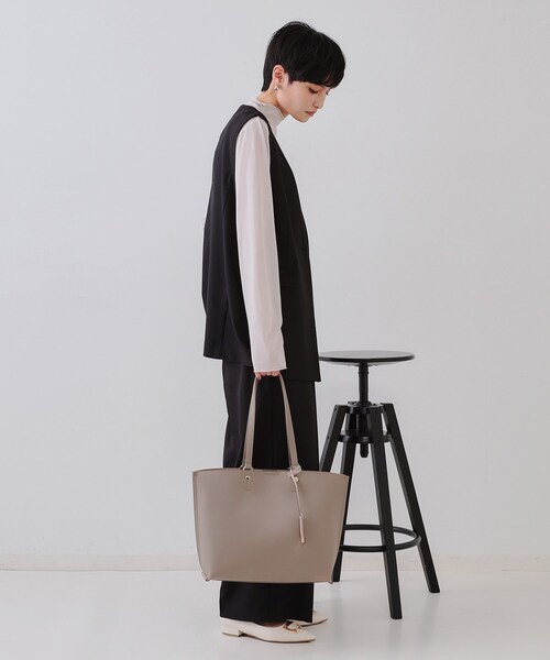 OPAQUE.CLIP（オペークドットクリップ）の「【A4サイズ対応】バイカラースムーストートバッグ（トートバッグ・レディース・ブラック系4/ライトグレー系4/ベージュ系その他7/ブラウン系8・00）」の10枚目の写真