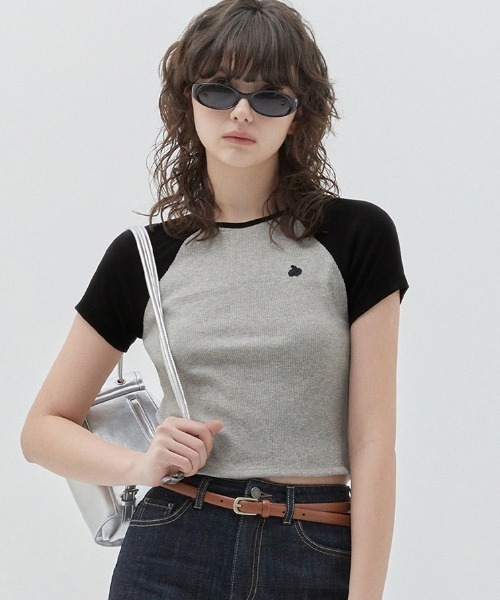 KIRSH（キルシー）の「KIRSH PLAIN COLOR MIX RAGLAN CROP T-SHIRT キルシー プレーン カラー ミックス ラグラン クロップ Tシャツ（Tシャツ/カットソー・レディース・レッド/グレー/ブラック・ONE SIZE）」の2枚目の写真