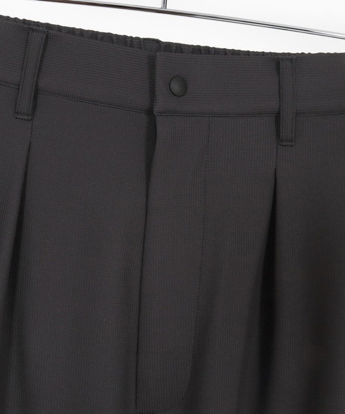 ADAM PATEK（アダムパテック）の「【ADAMPATEK/アダムパテック】ripple tuck relax pants/リップル タック入りリラックスパンツ（その他パンツ・レディース・チャコールグレー/ブラック・2/1）」の7枚目の写真