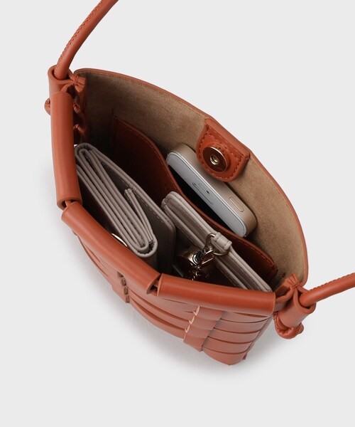 UNTITLED(アンタイトル)の「メッシュサコッシュ(ショルダーバッグ・レディース・キャメル/オフホワイト/ブラック・99)」の9枚目の写真