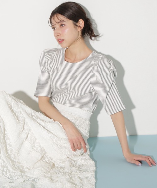 JILL by JILL STUART(ジルバイジルスチュアート)の「プレート付きパワショルカットソー(Tシャツ/カットソー・レディース・ブラック/ホワイト/ホワイト系その他・FREE)」の1枚目の写真