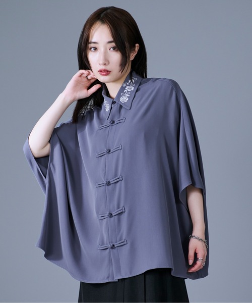 Ellno Loset(エルノロゼット)の「フラワー刺繍チャイナドルマンシャツ(シャツ/ブラウス・メンズ・ブルーグレー/オフホワイト/グリーン/ブラック・SMALL/LARGE/MEDIUM)」の12枚目の写真
