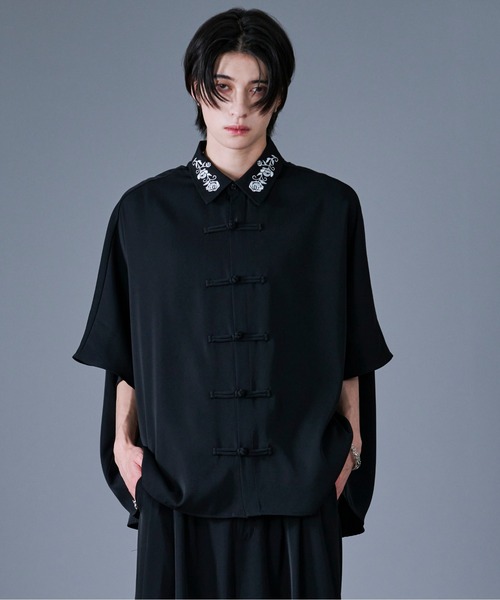 Ellno Loset(エルノロゼット)の「フラワー刺繍チャイナドルマンシャツ(シャツ/ブラウス・メンズ・ブルーグレー/オフホワイト/グリーン/ブラック・SMALL/LARGE/MEDIUM)」の10枚目の写真