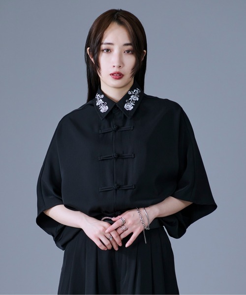 Ellno Loset(エルノロゼット)の「フラワー刺繍チャイナドルマンシャツ(シャツ/ブラウス・メンズ・ブルーグレー/オフホワイト/グリーン/ブラック・SMALL/LARGE/MEDIUM)」の9枚目の写真