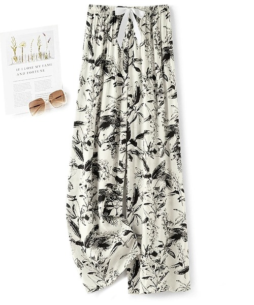 DAY CLOSET（デイ クローゼット）の「【通気性・吸湿性有】ゆったり履ける総柄ウエストリボンリラックスルームパンツ レディース（ルームウェア/パジャマ・レディース・アイボリー/ブルー/ブラック系その他/ホワイト系その他/パープル系その他/ブラック/ベージュ/ブルー系その他/ベビーピンク/ホワイト系その他2/カラフル/スミクロ/マルチ・FREE）」の4枚目の写真