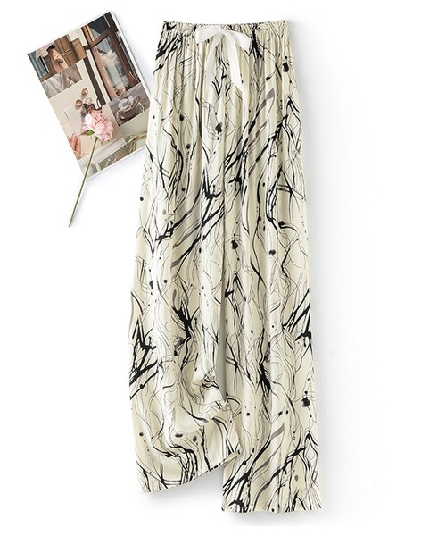 DAY CLOSET（デイ クローゼット）の「【通気性・吸湿性有】ゆったり履ける総柄ウエストリボンリラックスルームパンツ レディース（ルームウェア/パジャマ・レディース・アイボリー/ブルー/ブラック系その他/ホワイト系その他/パープル系その他/ブラック/ベージュ/ブルー系その他/ベビーピンク/ホワイト系その他2/カラフル/スミクロ/マルチ・FREE）」の2枚目の写真