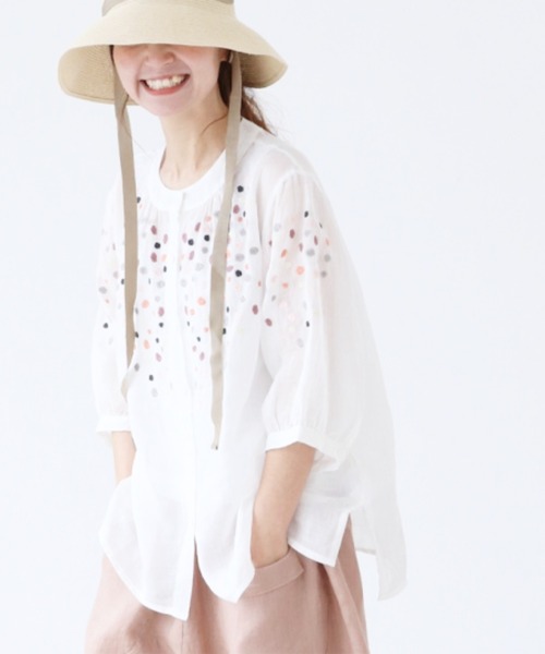sanpo kuschel(サンポクシェル)の「鮮やか花刺繍ブラウス(半袖)(シャツ/ブラウス・レディース・ホワイト・FREE)」の1枚目の写真