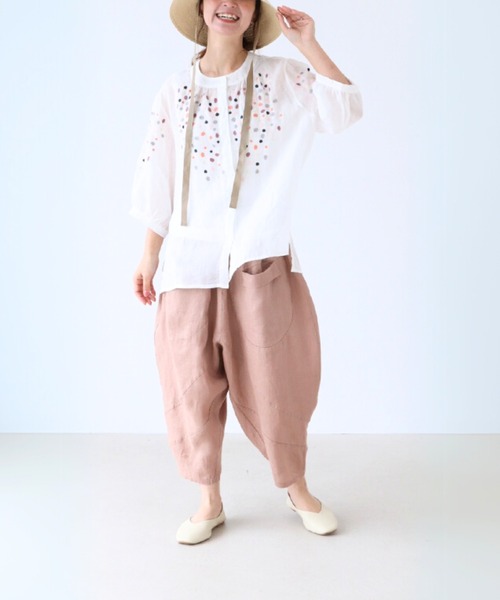 sanpo kuschel(サンポクシェル)の「鮮やか花刺繍ブラウス(半袖)(シャツ/ブラウス・レディース・ホワイト・FREE)」の2枚目の写真